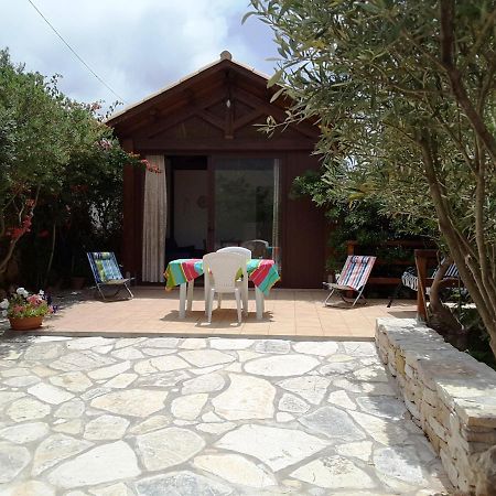Il Rustico Di Pino Villa กุสโตนาชี ภายนอก รูปภาพ