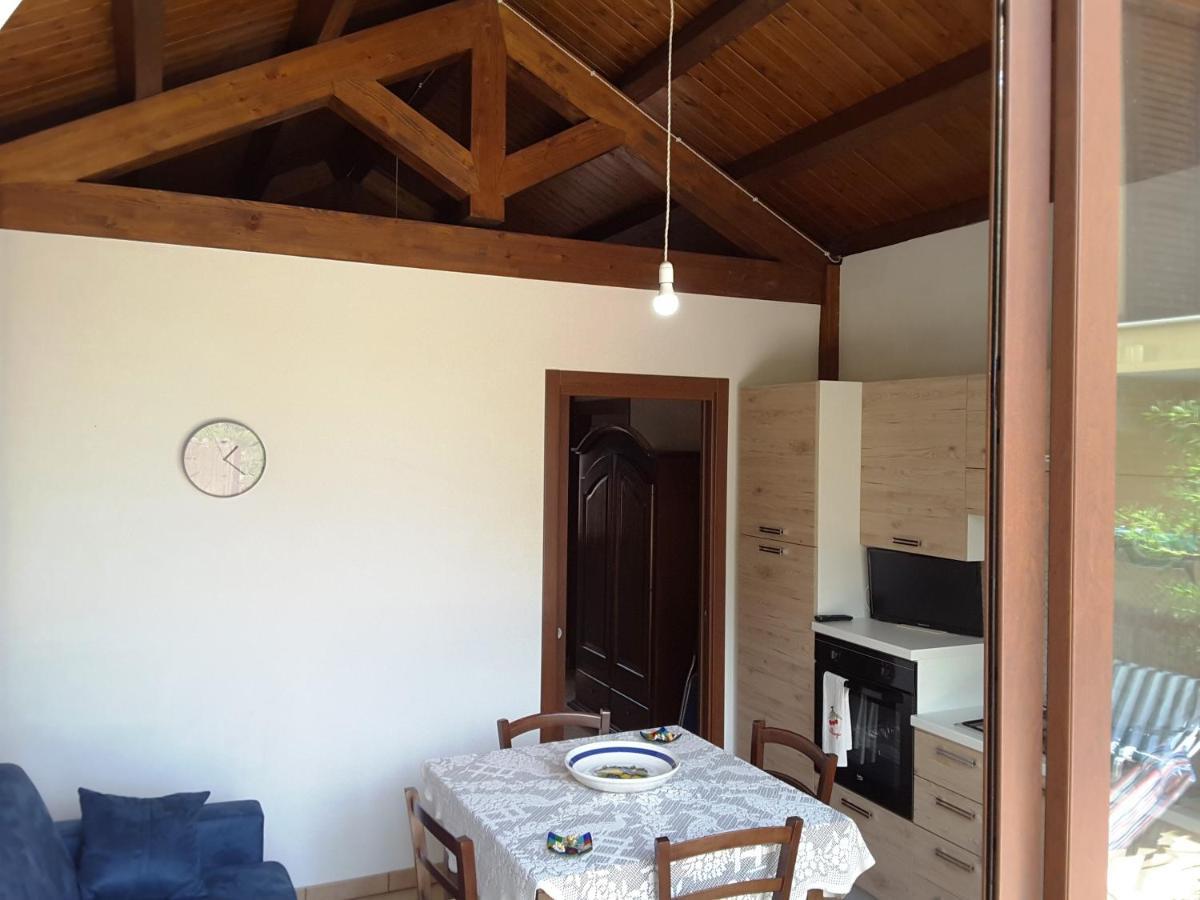 Il Rustico Di Pino Villa กุสโตนาชี ภายนอก รูปภาพ