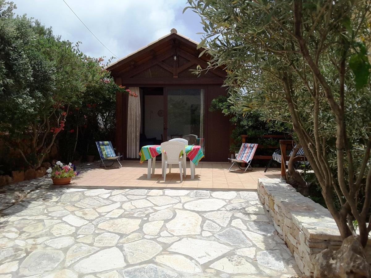 Il Rustico Di Pino Villa กุสโตนาชี ภายนอก รูปภาพ