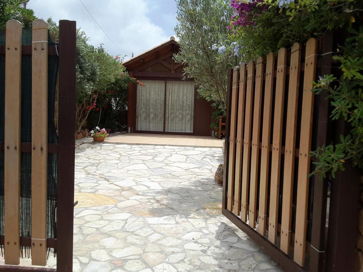 Il Rustico Di Pino Villa กุสโตนาชี ภายนอก รูปภาพ