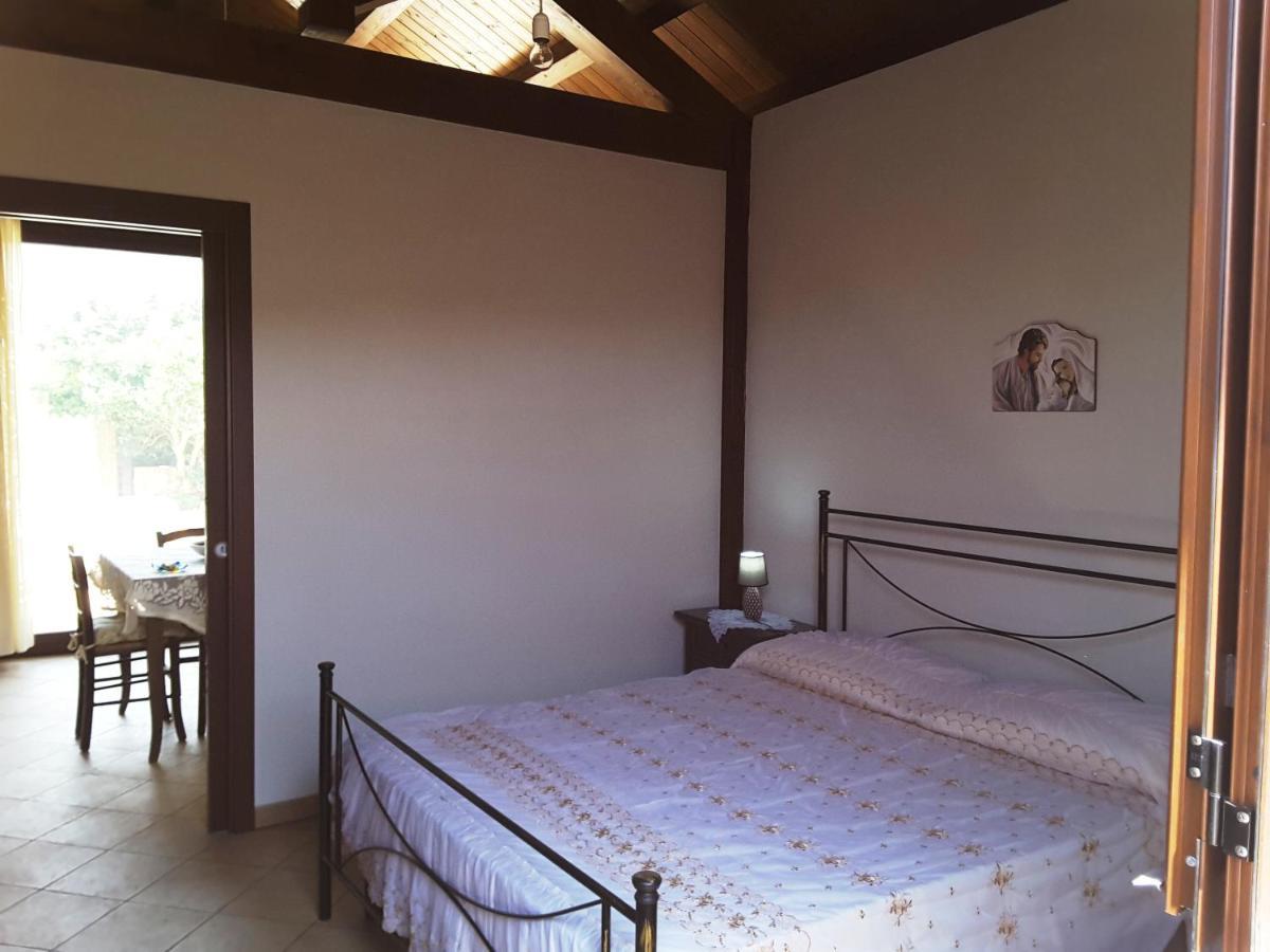 Il Rustico Di Pino Villa กุสโตนาชี ภายนอก รูปภาพ