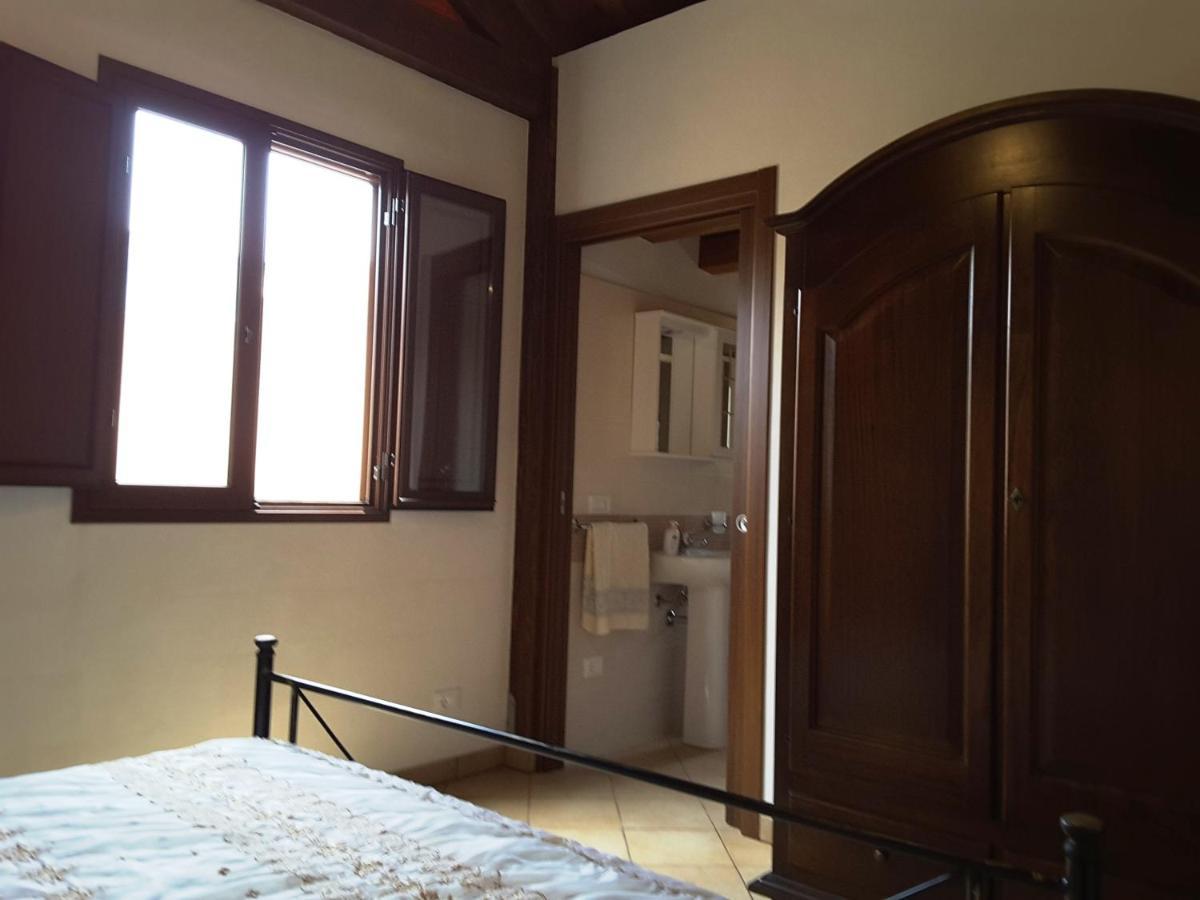 Il Rustico Di Pino Villa กุสโตนาชี ภายนอก รูปภาพ