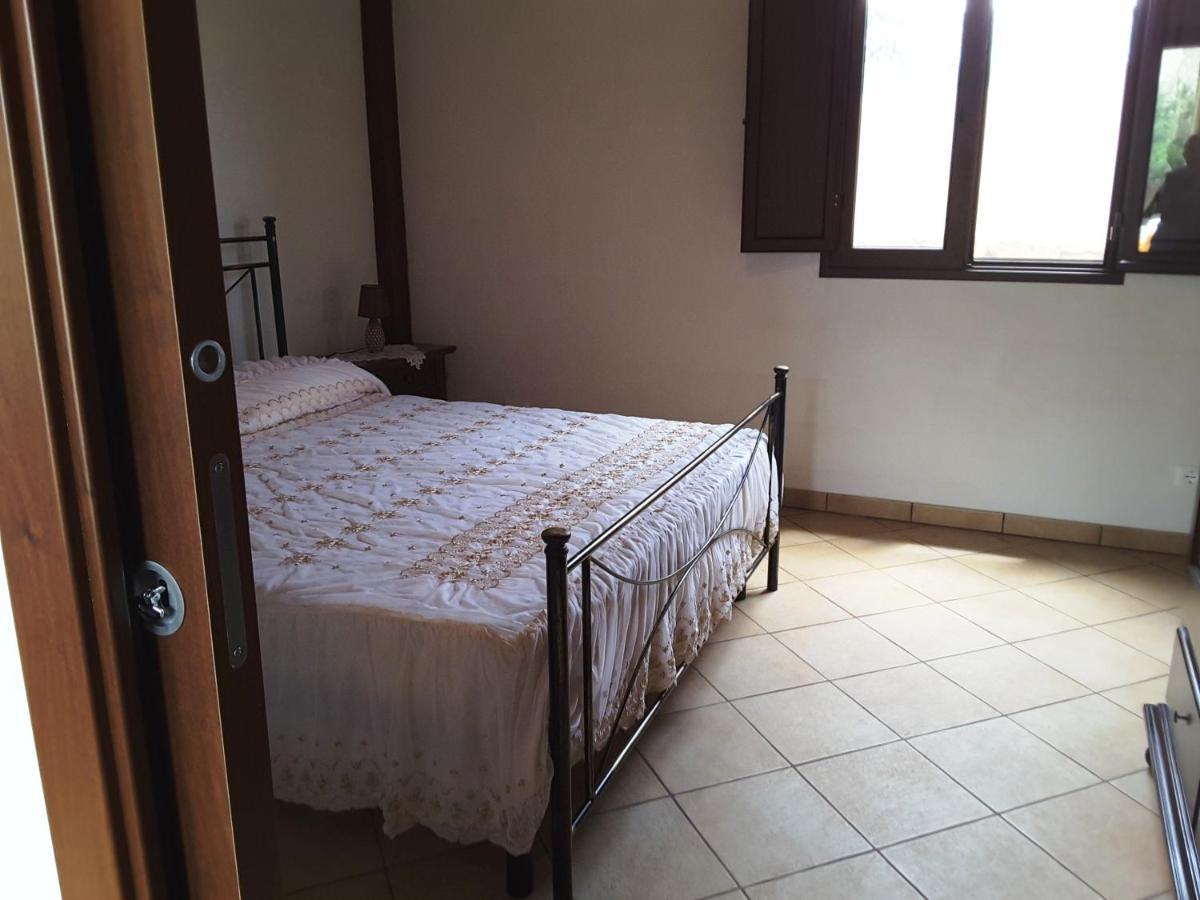 Il Rustico Di Pino Villa กุสโตนาชี ภายนอก รูปภาพ