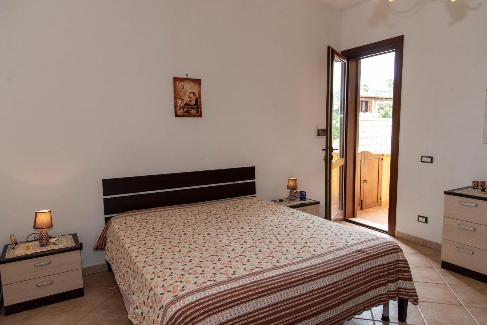 Il Rustico Di Pino Villa กุสโตนาชี ภายนอก รูปภาพ